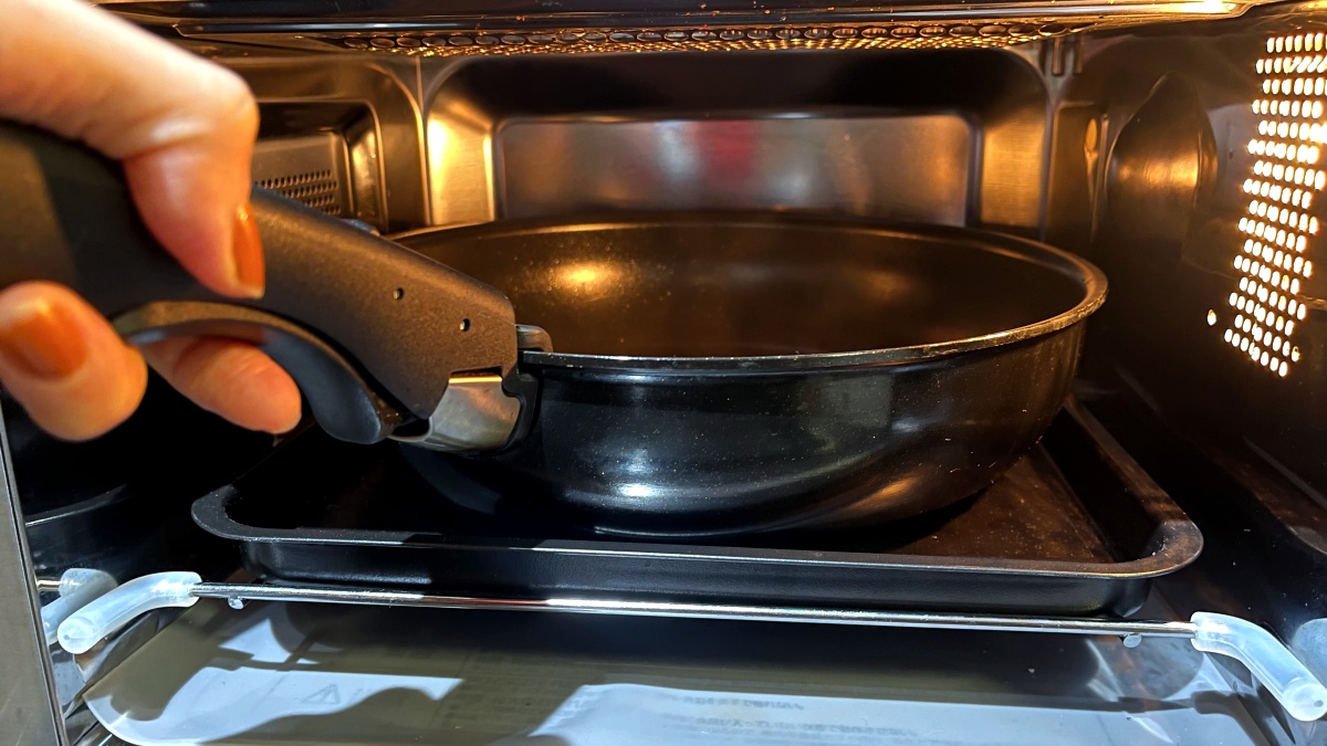 オーブンでアツアツになったフライパンも取っ手をつければ簡単に取り出すことができる